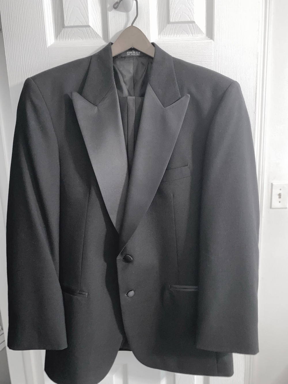 After Six Classic Black Men's Tuxedo Jacket 39 R Pants 34 R Adjustable 32-36.